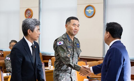 김병주 민주당 간사와 인사하는 진영승 합참의장