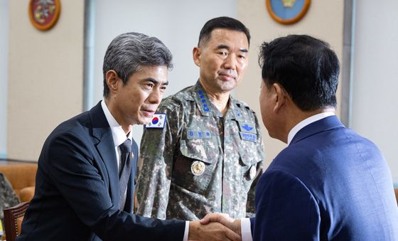 인사 나누는 강신철 장관과 김병주 민주당 간사