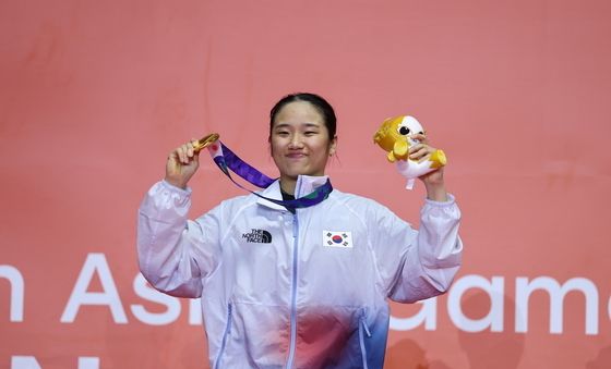'완벽한 대관식' 배드민턴 안세영, 여자 단식 사상 첫 2연패
