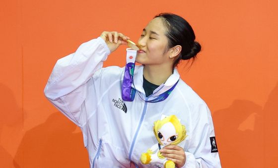 안세영 '금메달에 키스'