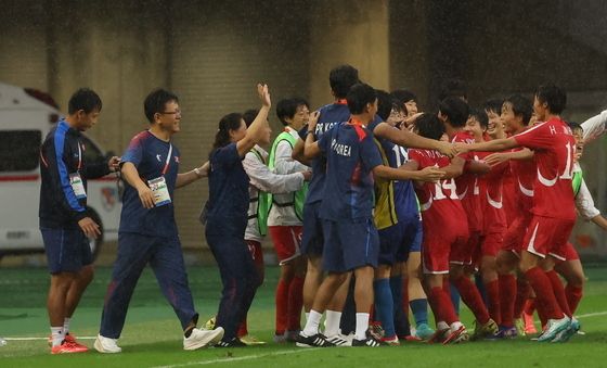 기뻐하는 북한 여자 축구 대표팀