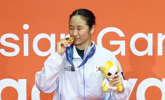 금메달에 입 맞추는 안세영