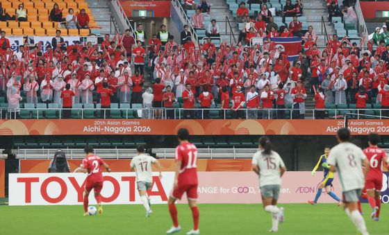 북한 여자 축구 대표단 향한 열띤 응원