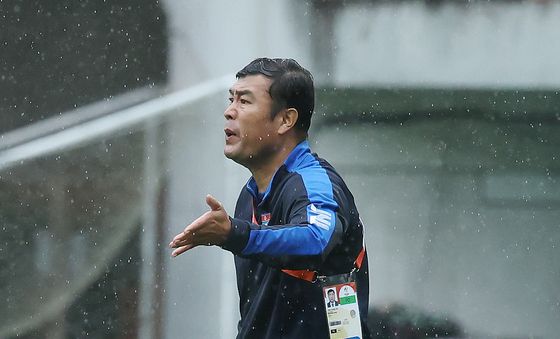 작전 지시하는 북한 여자 축구 박성진 감독