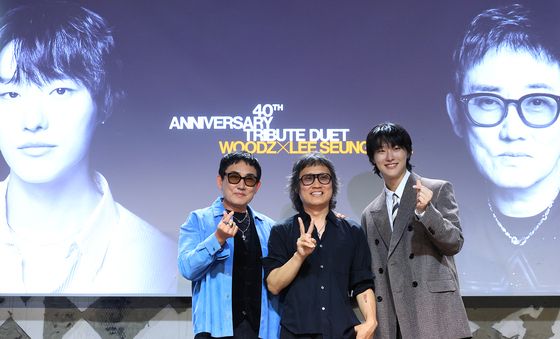 포즈 취하는 이승철·레이 감독·우즈