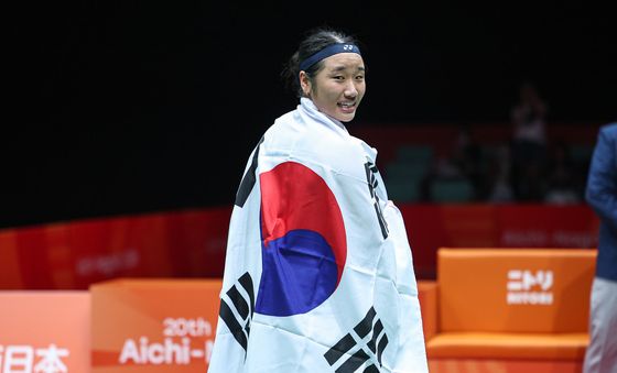 태극기 두른 안세영