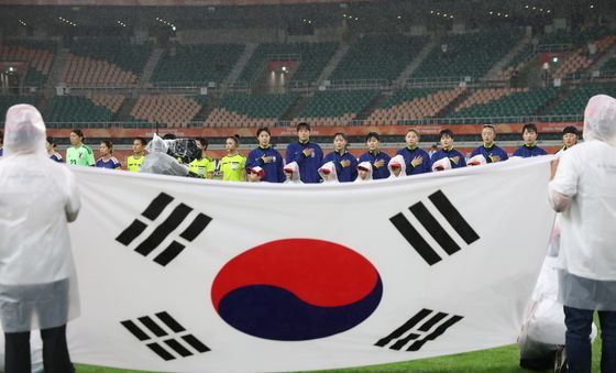 국민의례하는 양팀 선수들