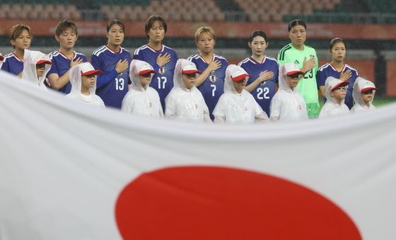 국기에 대한 경례하는 일본 선수들