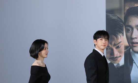 입장하는 '100일의 거짓말' 김유정과 박진영