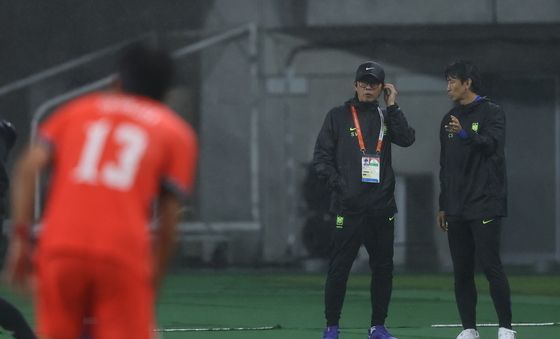 경기 지켜보는 신상우 감독