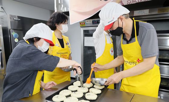 사랑의 빵 만드는 김형두·정계선 헌법재판관