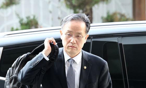 백팩 메고 인사 청문회 사무실 출근하는 이형일 경제부총리 후보