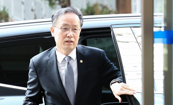 인사 청문회 사무실 출근하는 이형일 후보자