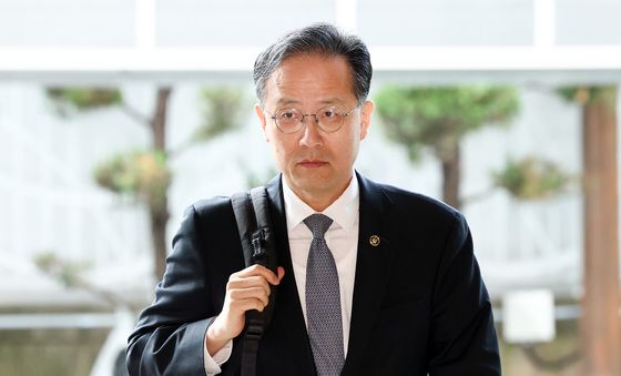 출근하는 이형일 경제부총리 후보