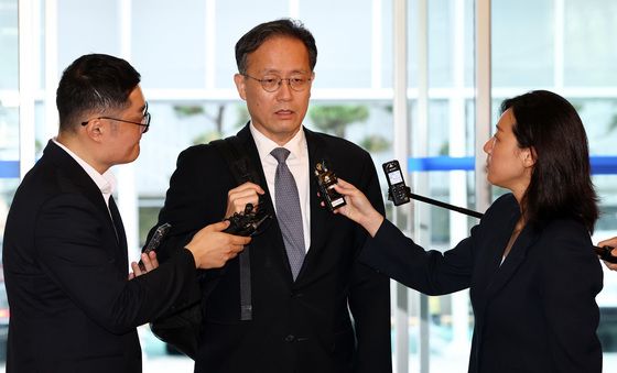 취재진 질문에 답변하는 이형일 후보