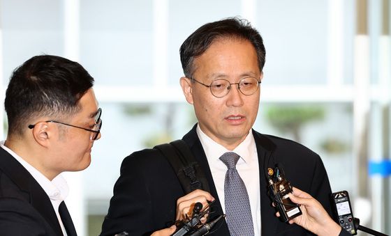 질문에 답변하는 이형일 부총리 겸 재정경제부 장관 후보자