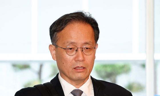 취재진 질문에 답변하는 이형일 후보