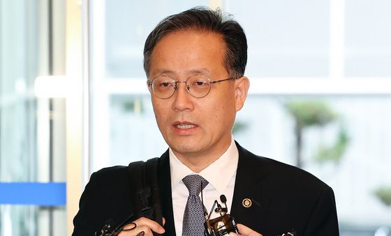 질문에 답변하는 이형일 부총리 겸 재경부 장관 후보자