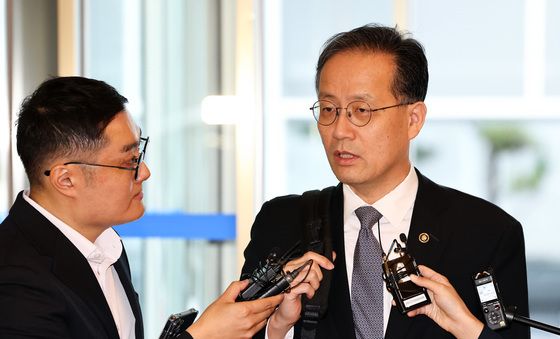취재진 질문에 답변하는 이형일 경제부총리 후보