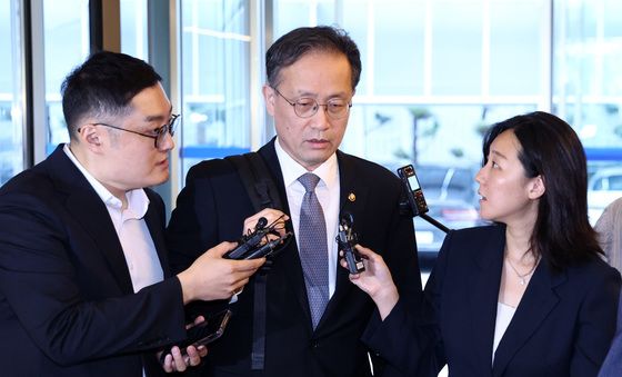 이형일 경제부총리 후보, 인사 청문회 사무실 첫 출근