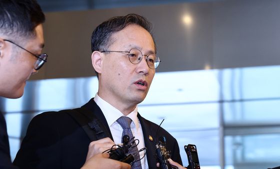 답변하는 이형일 경제부총리 후보