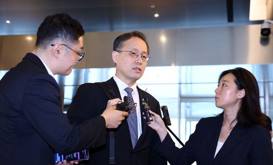 취재진 질문 답변하는 이형일 부총리 후보