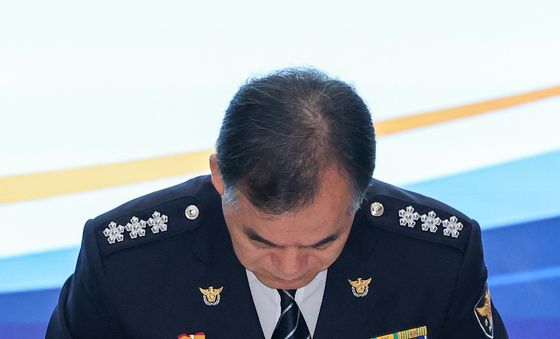 고개숙여 인사하는 김종철 직무대행