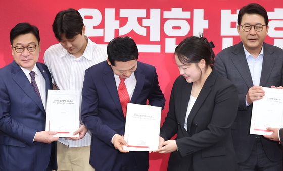 청년정책 수요조사 전달받는 장동혁