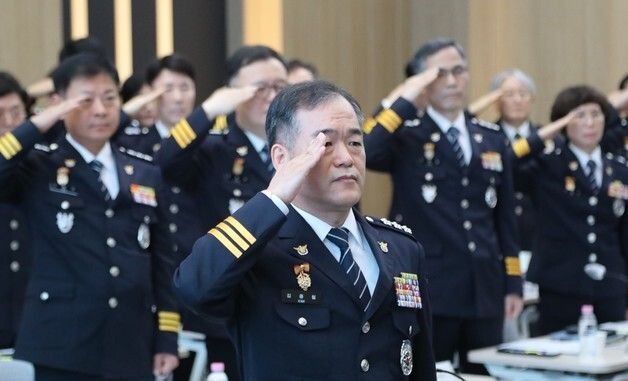 국기에 경례하는 김종철 신임 경찰청장 직무대행