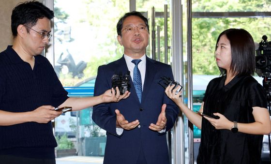취재진 질문 답하는 김승원 법무장관 후보자