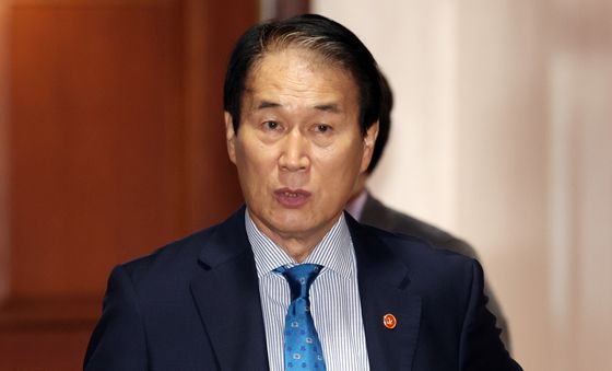 국가정책조정회의 참석하는 권오을 장관