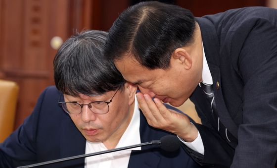 대화하는 김용수 국무2차장과 이두희 국방부 차관