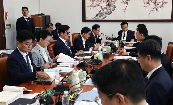 의사봉 두드리는 유상범 소위원장
