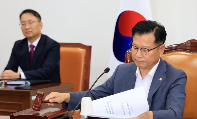 의사봉 두드리는 이양수 정보위원장
