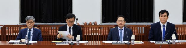 국회 정보위 자리한 김희수 국정원 기획조정실장