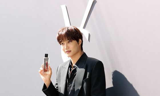 포즈 취하는 엑소 카이
