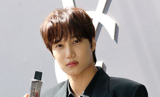 포즈 취하는 엑소 카이