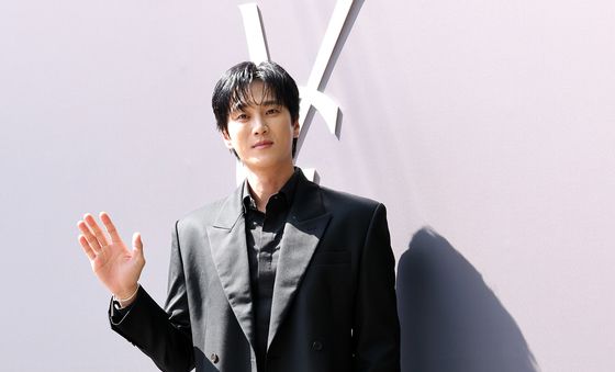 포즈 취하는 안보현