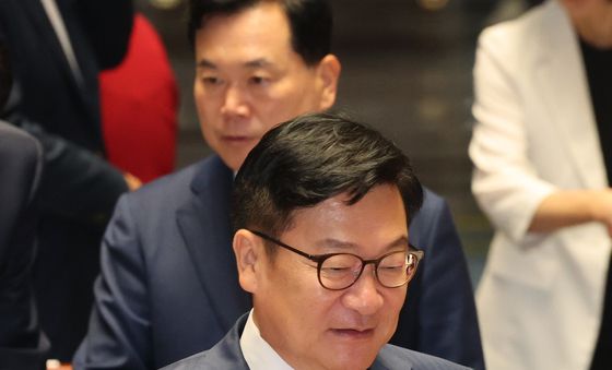 의총 참석하는 정점식 원내대표