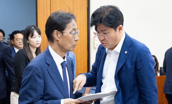 대화 나누는 유동수·박상혁