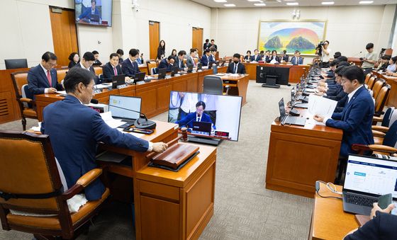 의사봉 두드리는 유동수 정무위원장