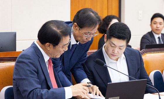 야당 의원들과 논의하는 유동수 정무위원장