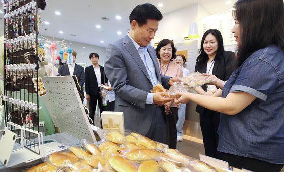 빵 고르는 류규하 대구 중구청장