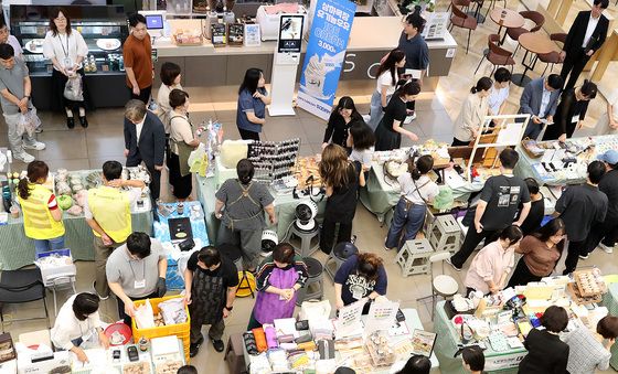 인파 붐비는 '대구자활별별 순회장터'
