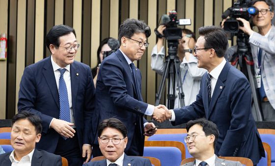 의원들과 인사 나누는 김민석 대표