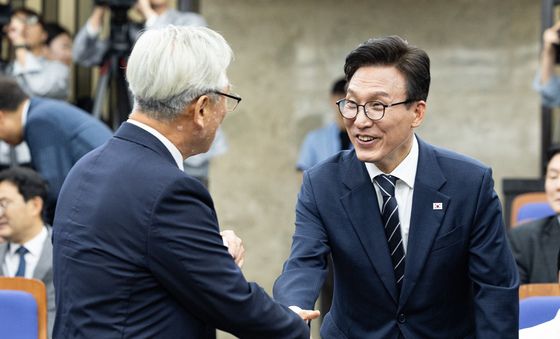 이재강 의원과 인사하는 김민석 대표