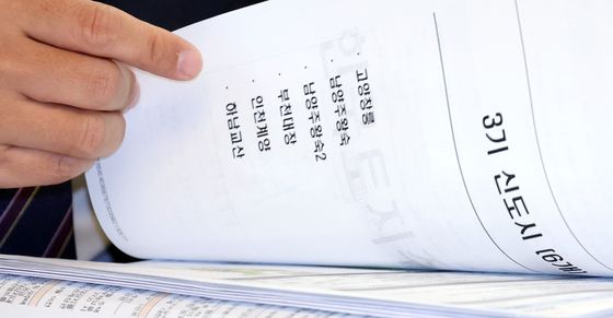 3기 신도시 자료 살펴보는 이성훈 LH 사장
