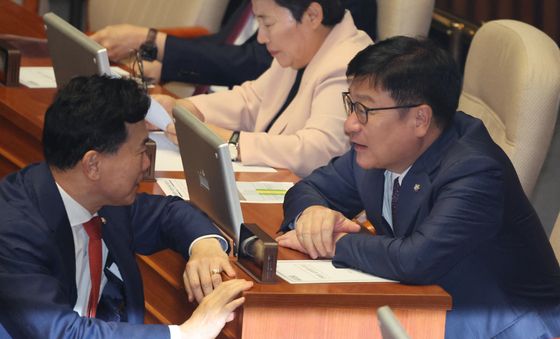 대화 나누는 정점식·김승수