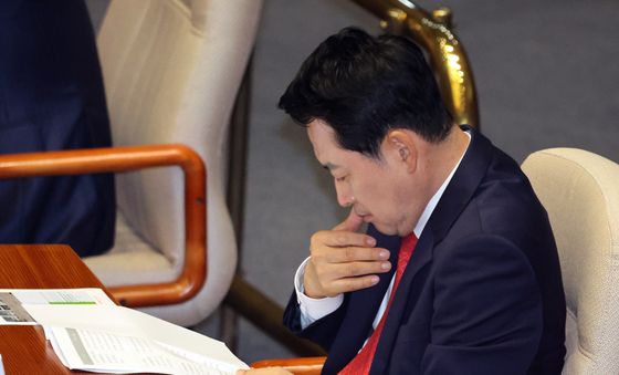 생각에 잠긴 장동혁 대표