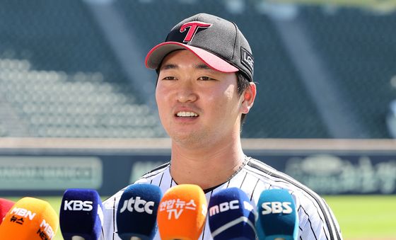 취재진 질문에 답변하는 고우석